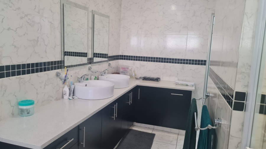 5 Bedroom Property for Sale in Protea Park North West